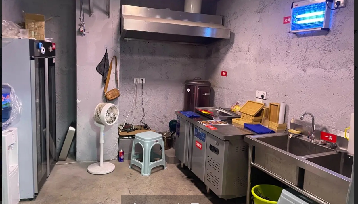 (转让)营业中酒吧低价转让，可改做餐饮，接手即可营业