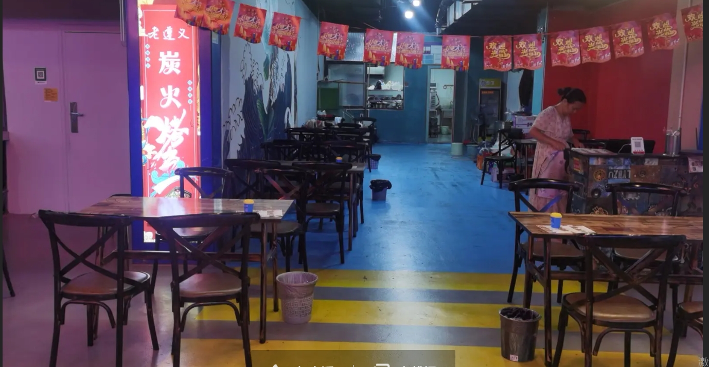 (转让)门店在苏州路商圈XX酒吧旁边，位置好，人流量大