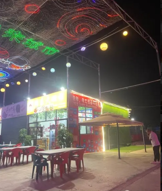 (转让)遵义市保利酷嗨游乐园停车场出入口保利之夜美食街1号门面