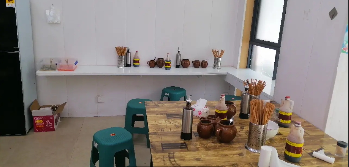(转让)地处老街中心，旺铺转让，早中晚人流量大，有其他业务发展。务