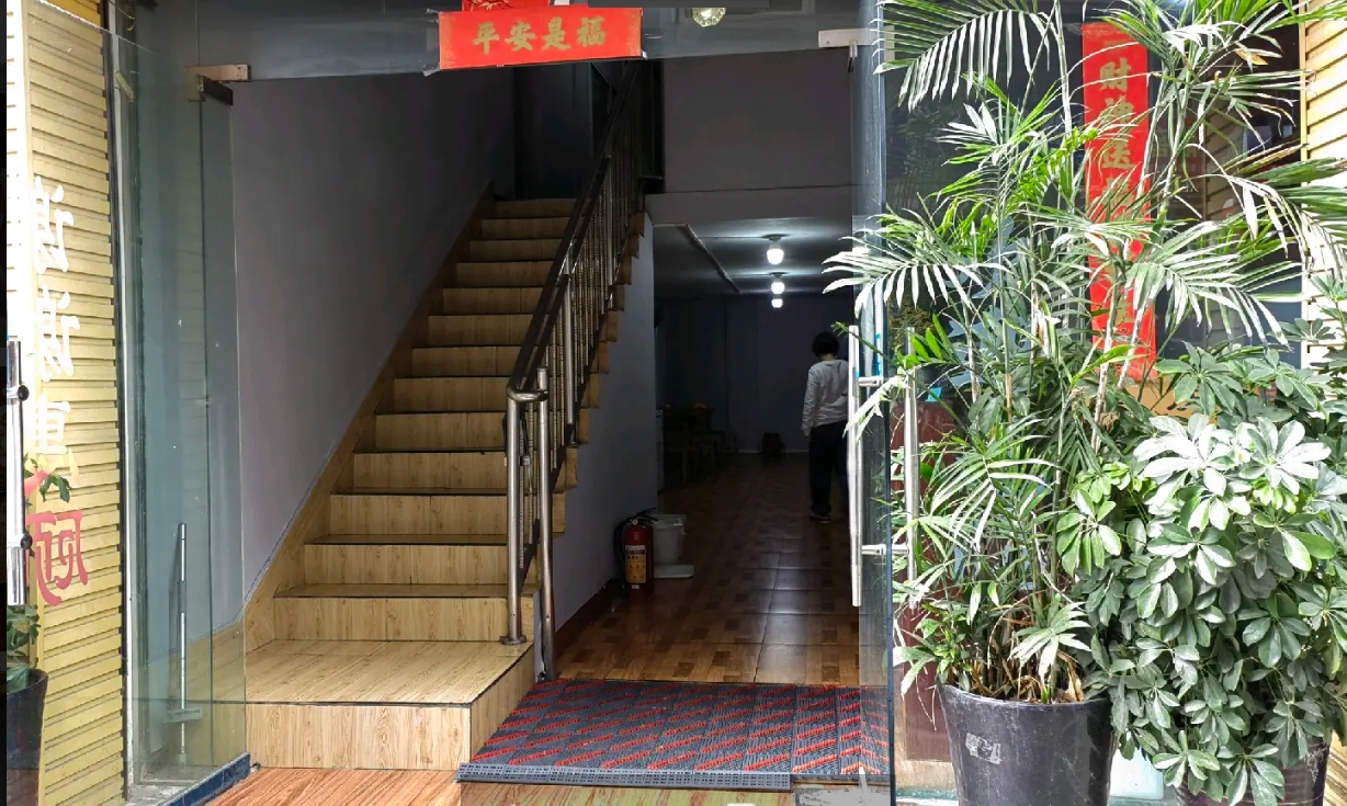 (转让)总面积240个平方一至三层，包房厨房卫生间所有设施齐全