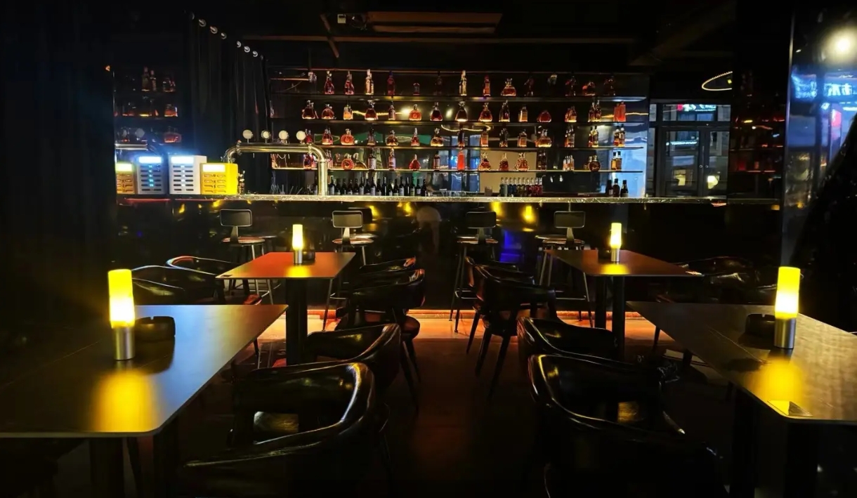 (转让)酒吧转让红花岗区东欣彩虹城。设备齐全。接手可经营。