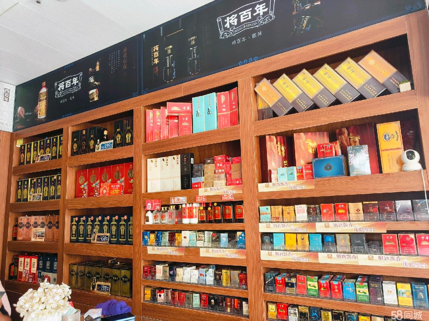 (转让)带烟证转让，餐饮一条街，咖啡，酒吧，烧烤，位置好，环境好。