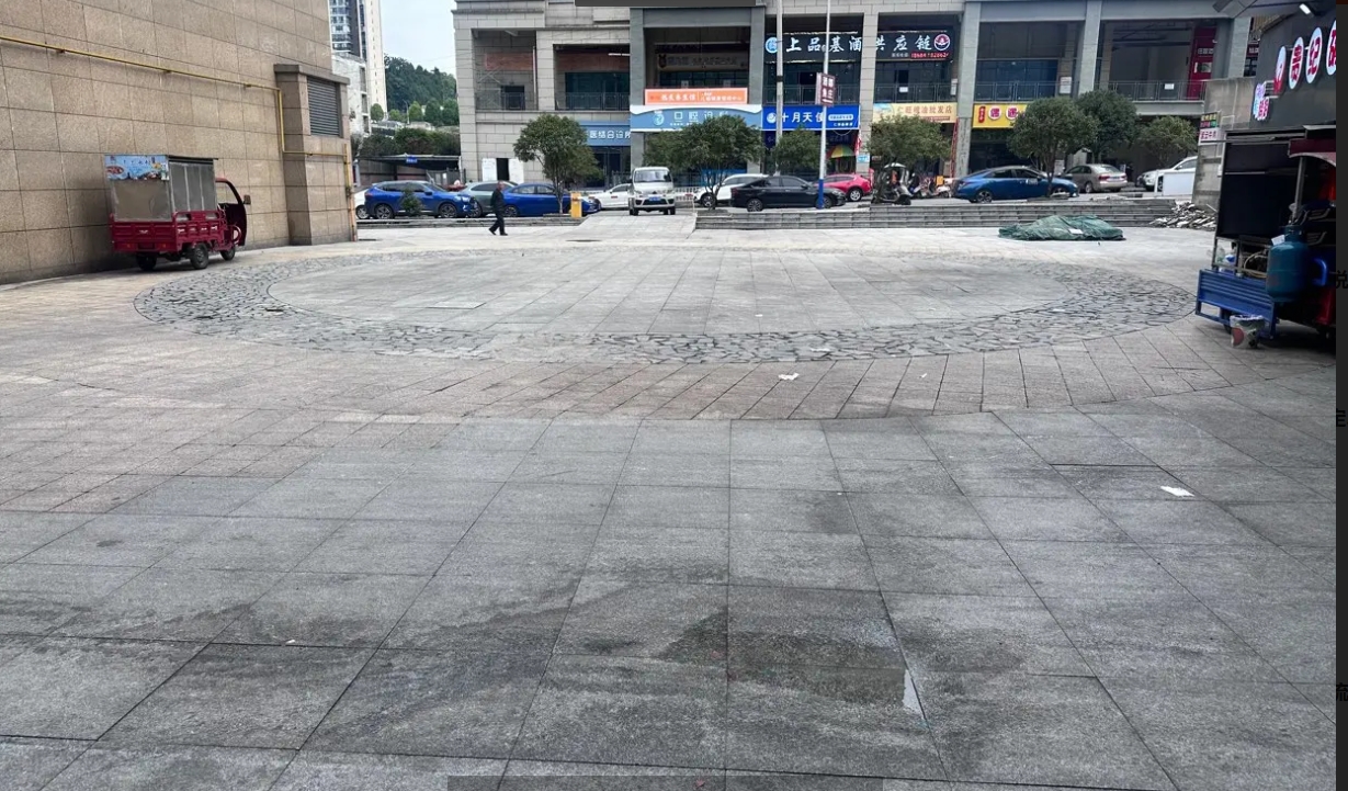 (转让)门面宽敞，门口摆台大，所有餐饮设备齐全，接手可营业