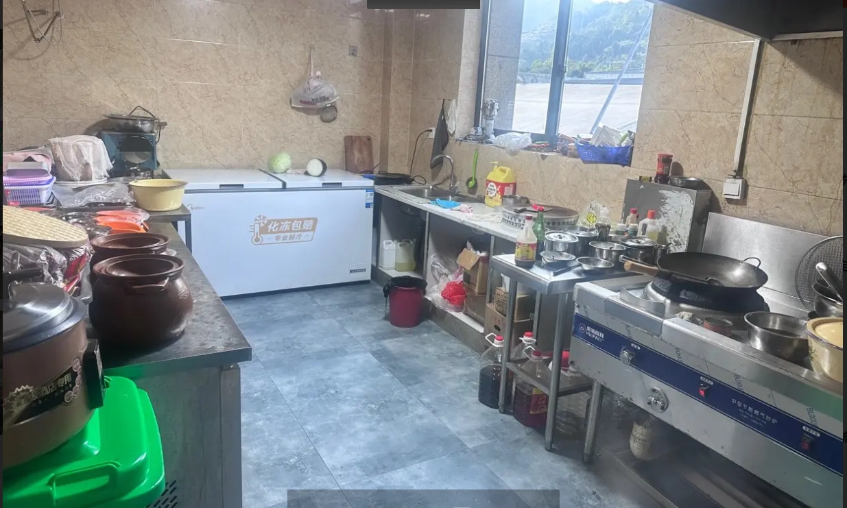 (转让)门面宽敞，门口摆台大，所有餐饮设备齐全，接手可营业