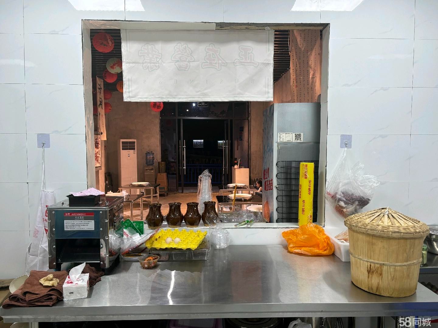 (转让)正对小学，背靠小区，旁边有大型地下超市，紧挨超市美食城