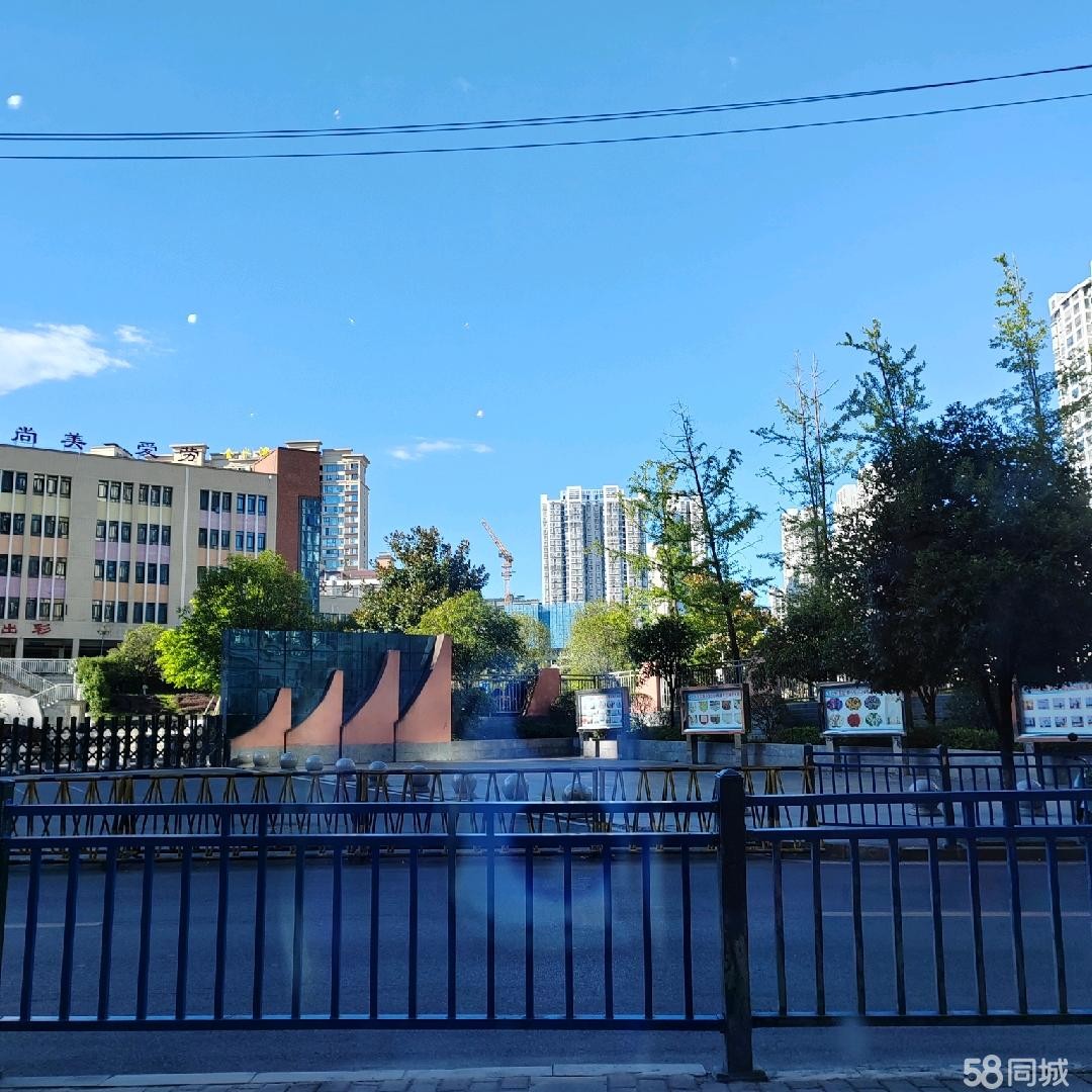(转让)正对小学，背靠小区，旁边有大型地下超市，紧挨超市美食城