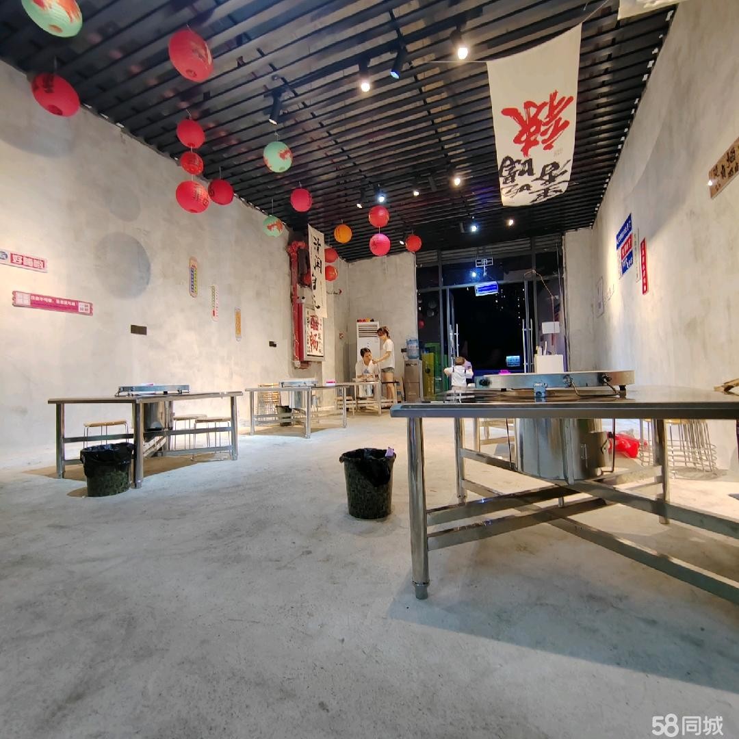 (转让)正对小学，背靠小区，旁边有大型地下超市，紧挨超市美食城