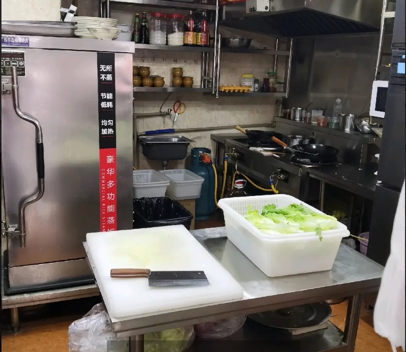 (转让)体育馆对面旺铺转让，人流很大。