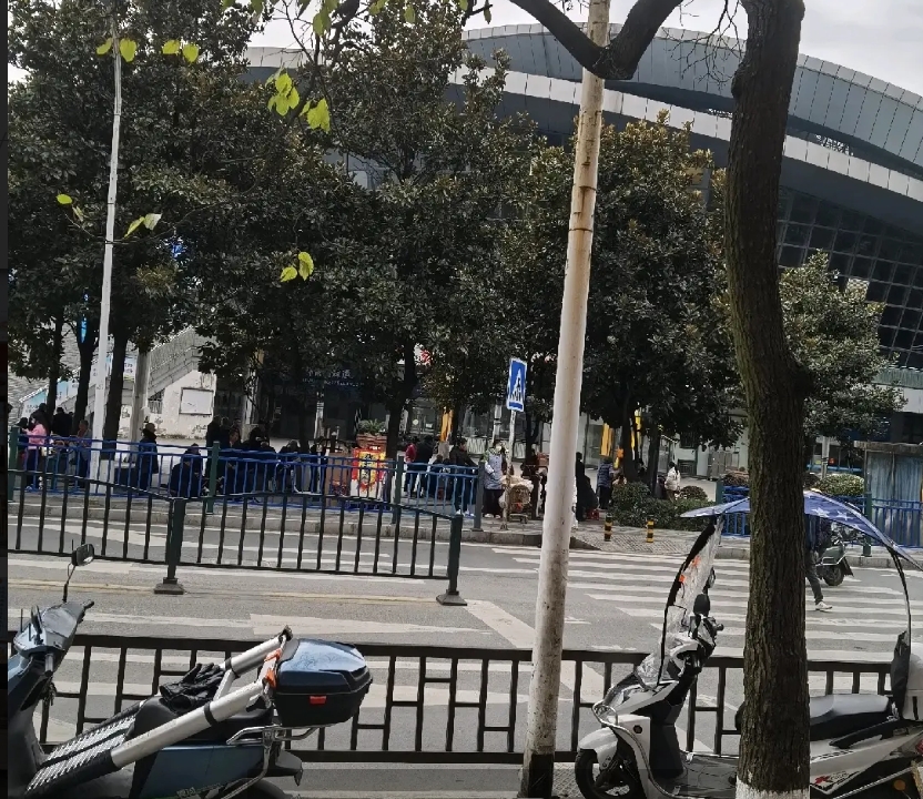 (转让)体育馆对面旺铺转让，人流很大。