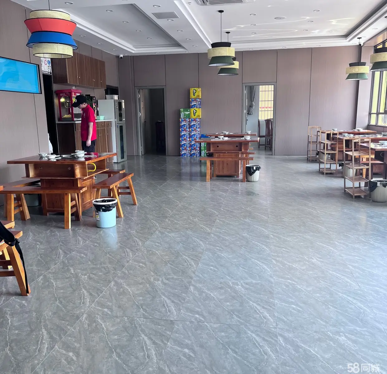 (转让)临街铺面，有外摆，有大面积停车位，附近餐饮集中，客流量大