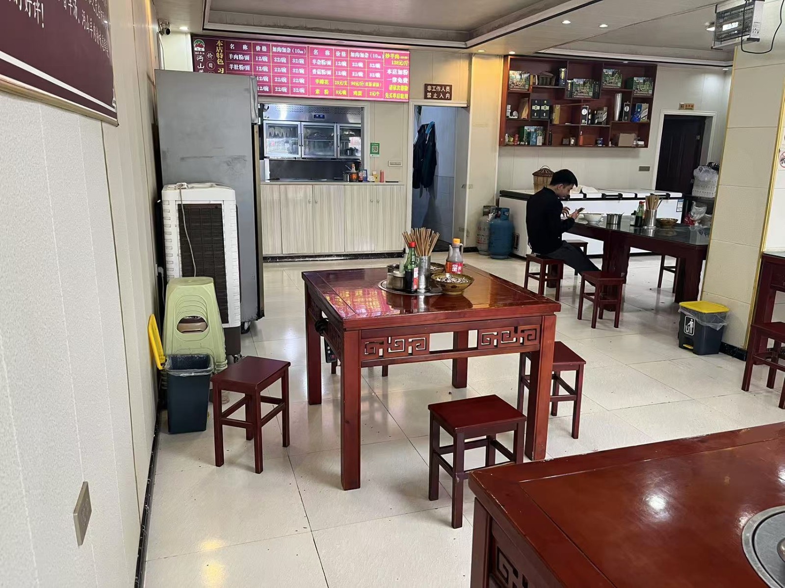 仁怀学校旁大门头餐饮店转让