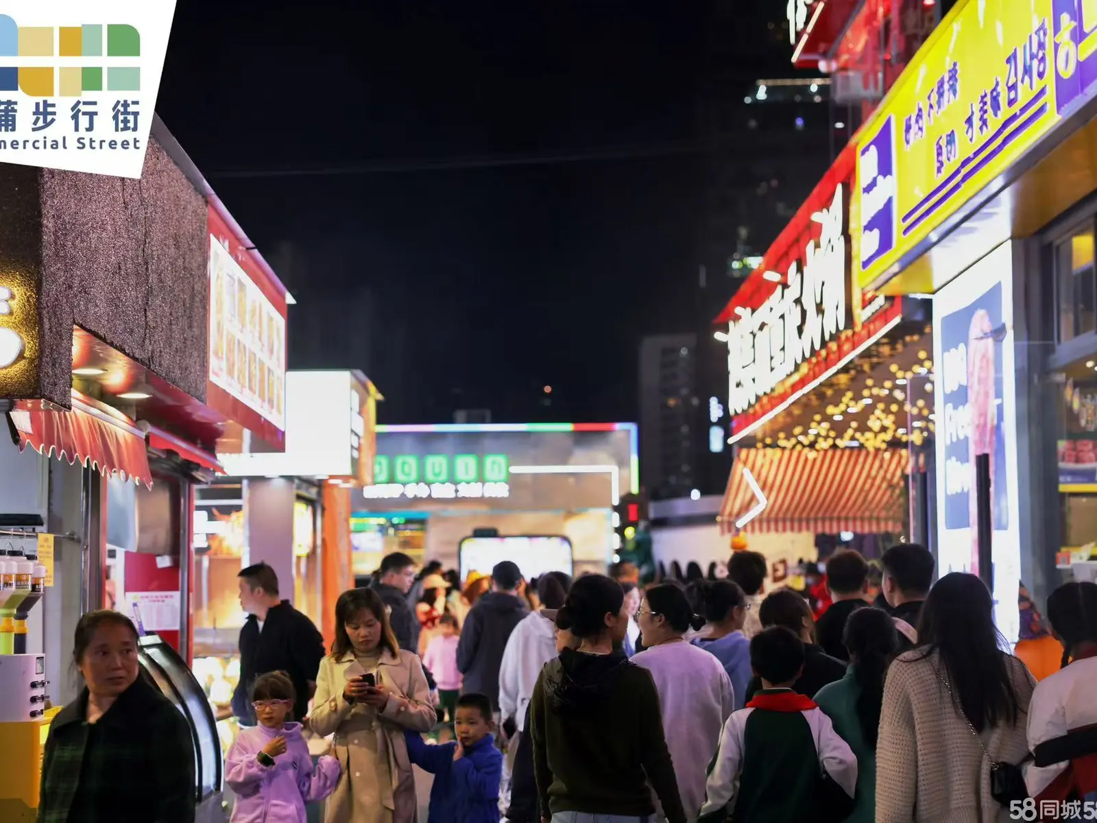 （转让)室内80平方，室外还有赠送的将近60平方的面积。