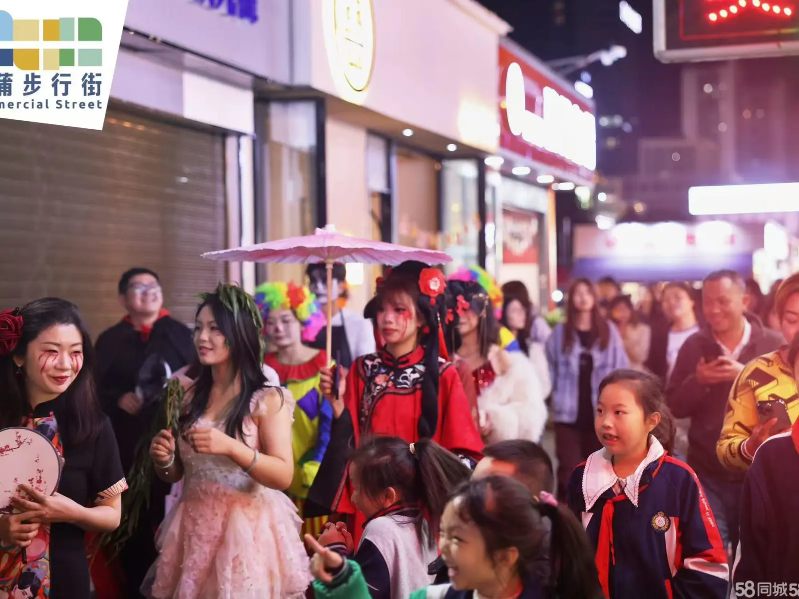 （转让)室内80平方，室外还有赠送的将近60平方的面积。