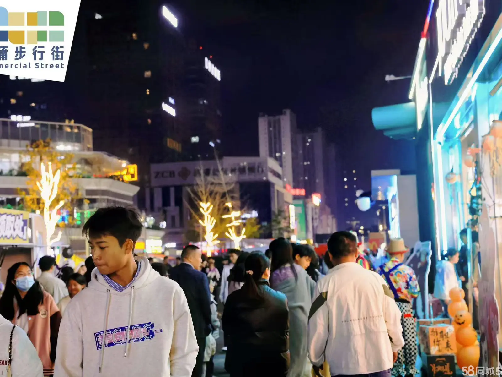 （转让)室内80平方，室外还有赠送的将近60平方的面积。