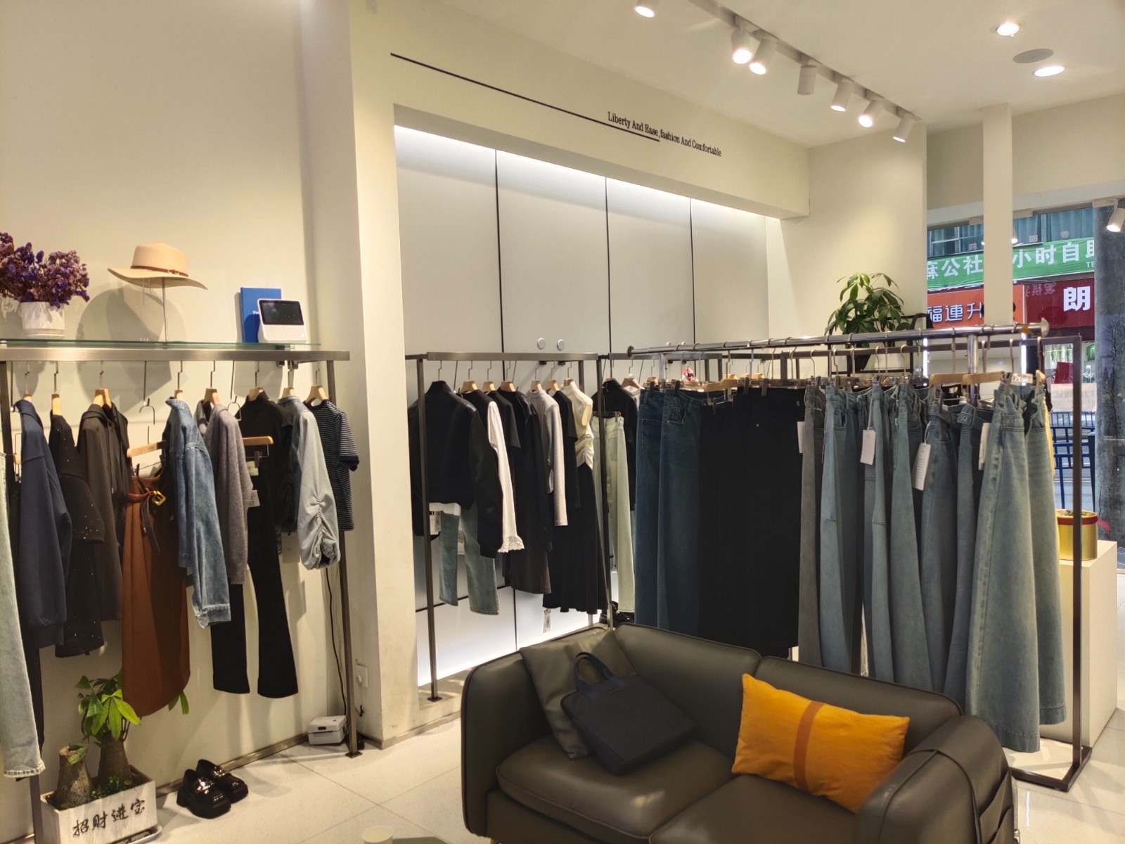 仁怀国贸服装店转让