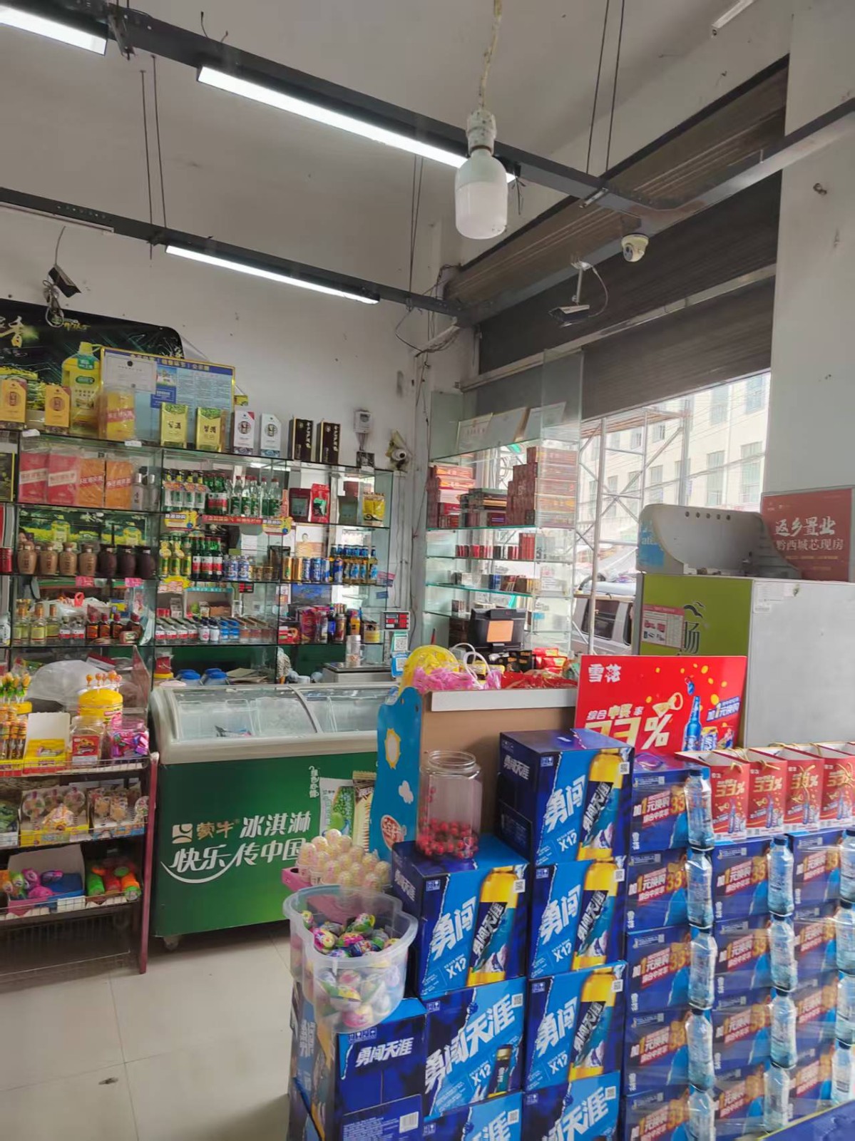 毕节黔西菜市十字路口旁带烟证超市整体转让