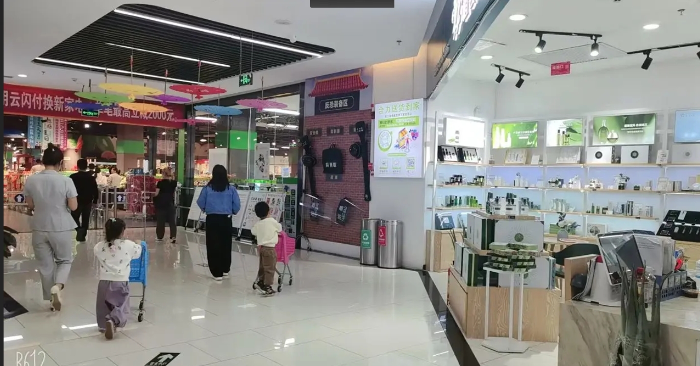 (转让)店铺在商场的超市入口，人流量多，已经营六年六年