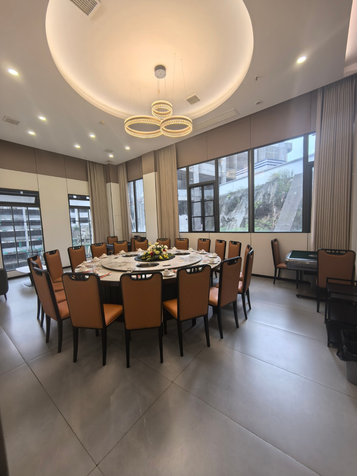 昆明路三楼平台高端餐厅转让