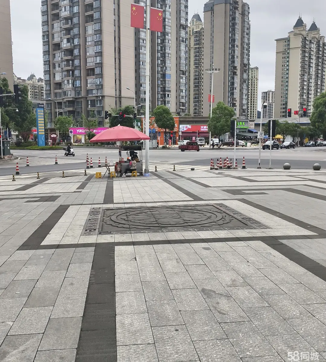 (转让临街门面，十字路口，人流量大门面位置好，停车方便
