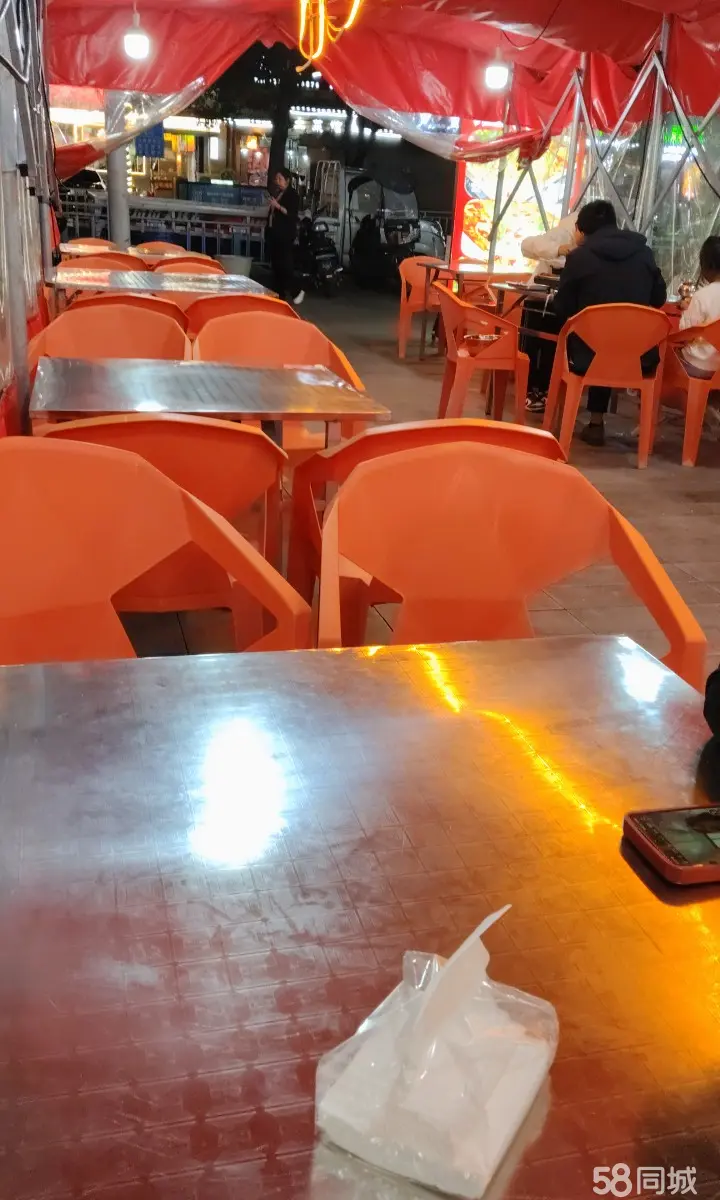 （转让夜市街，外摆区都可以摆十桌，有空调，有二楼，喜欢的实地考察