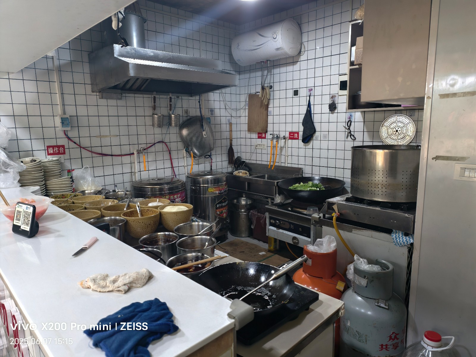 昆明路餐馆转让  周边人流量大 