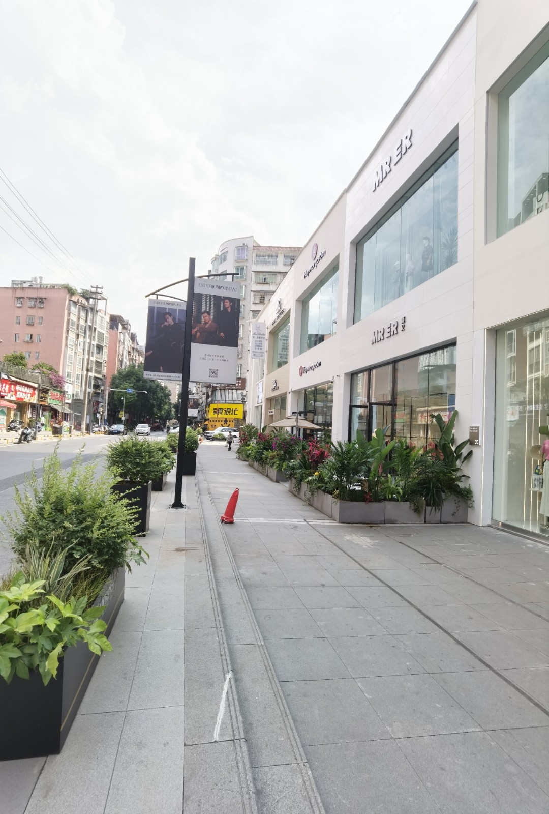 仁怀三转盘大门头豪华装修服装店转让