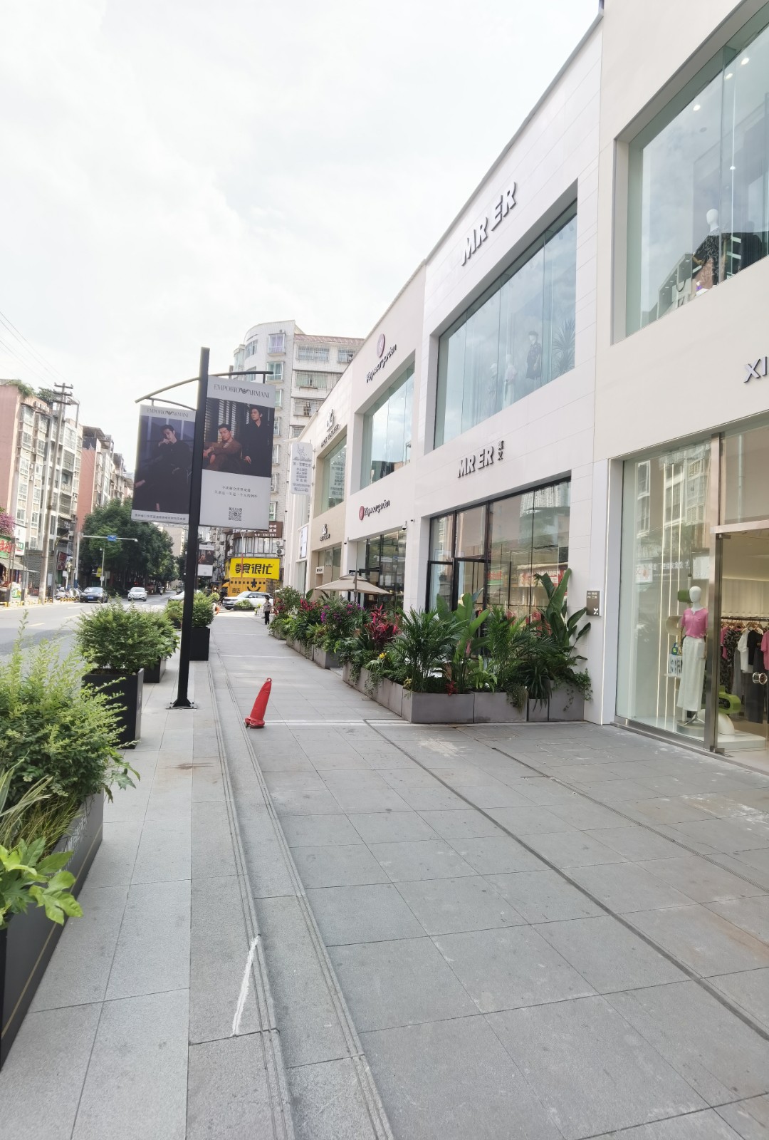 仁怀三转盘大门头豪华装修服装店转让