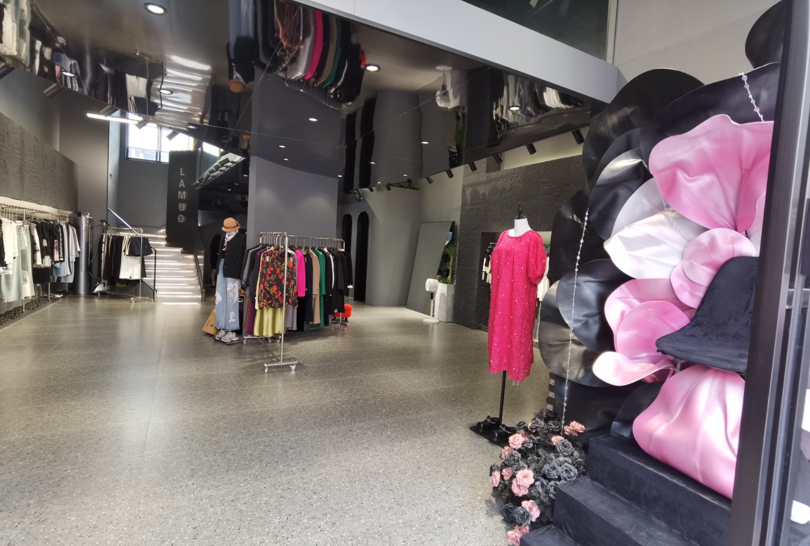 仁怀三转盘大门头豪华装修服装店转让