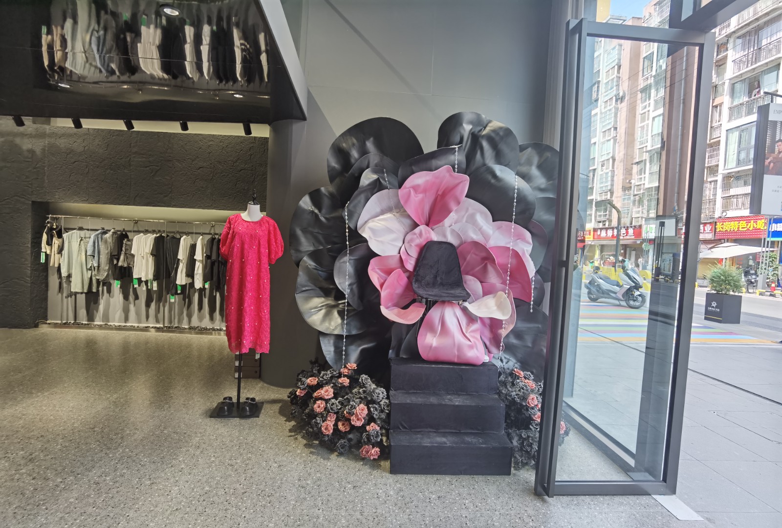 仁怀三转盘大门头豪华装修服装店转让