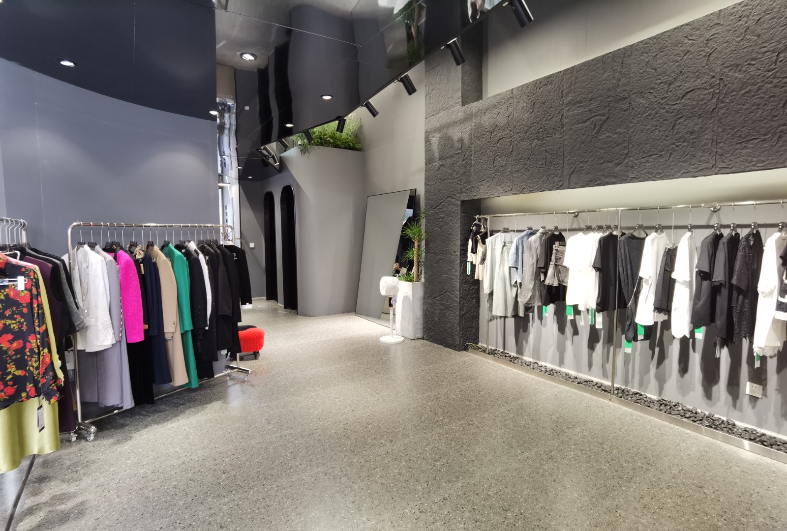 仁怀三转盘大门头豪华装修服装店转让