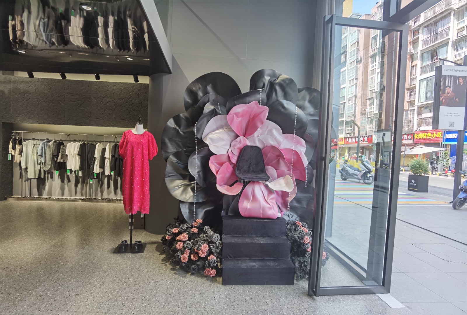仁怀三转盘大门头豪华装修服装店转让