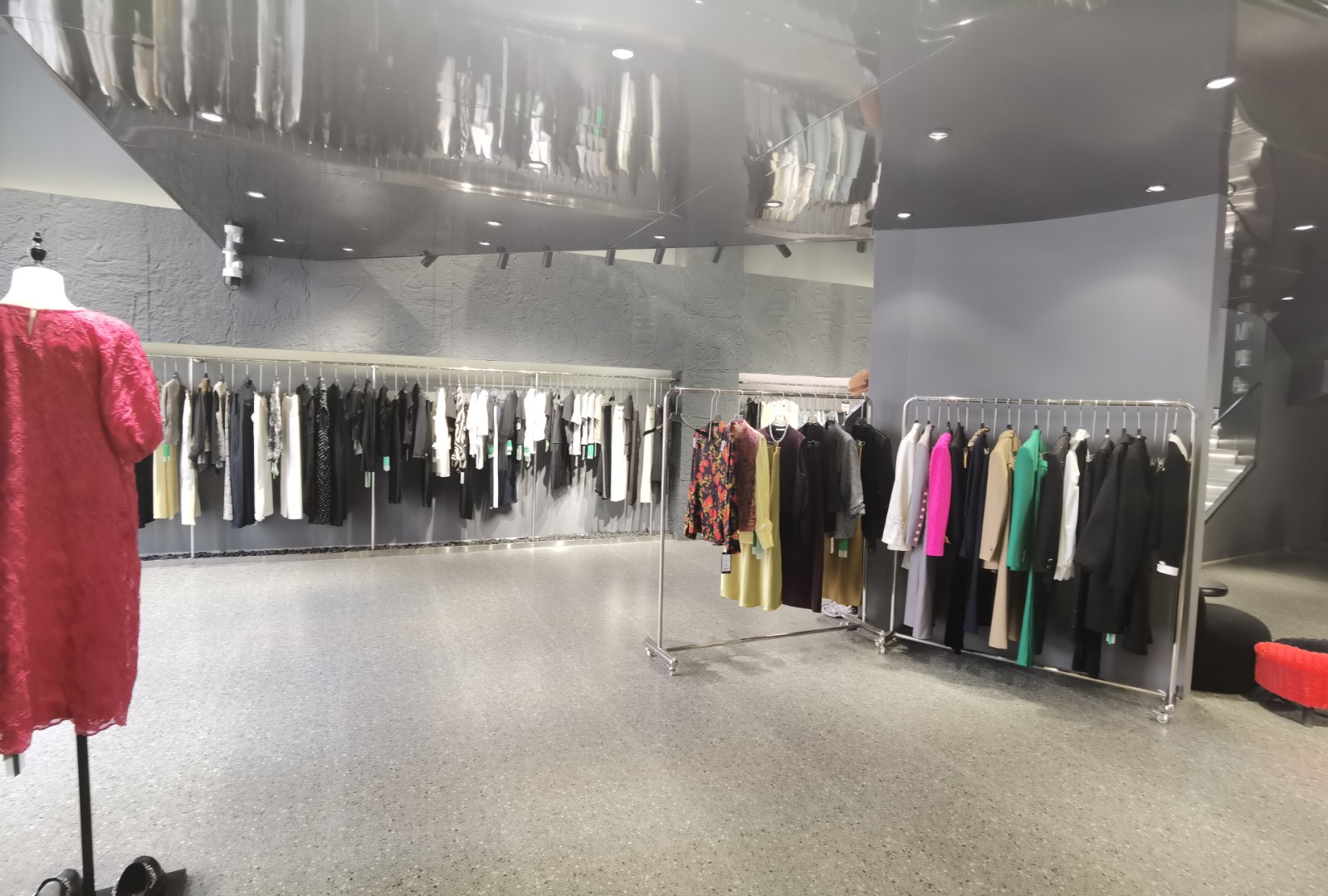 仁怀三转盘大门头豪华装修服装店转让
