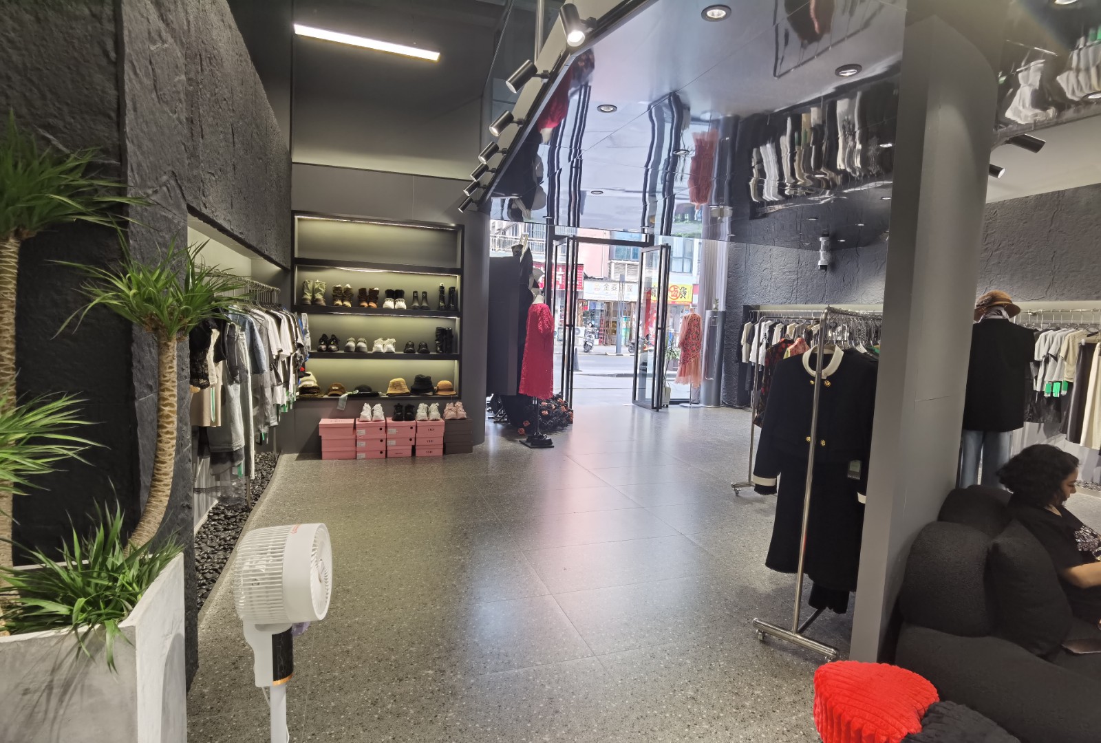 仁怀三转盘大门头豪华装修服装店转让