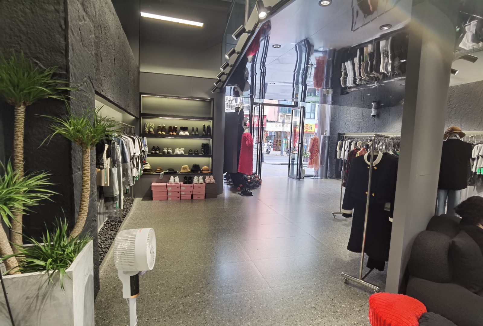 仁怀三转盘大门头豪华装修服装店转让