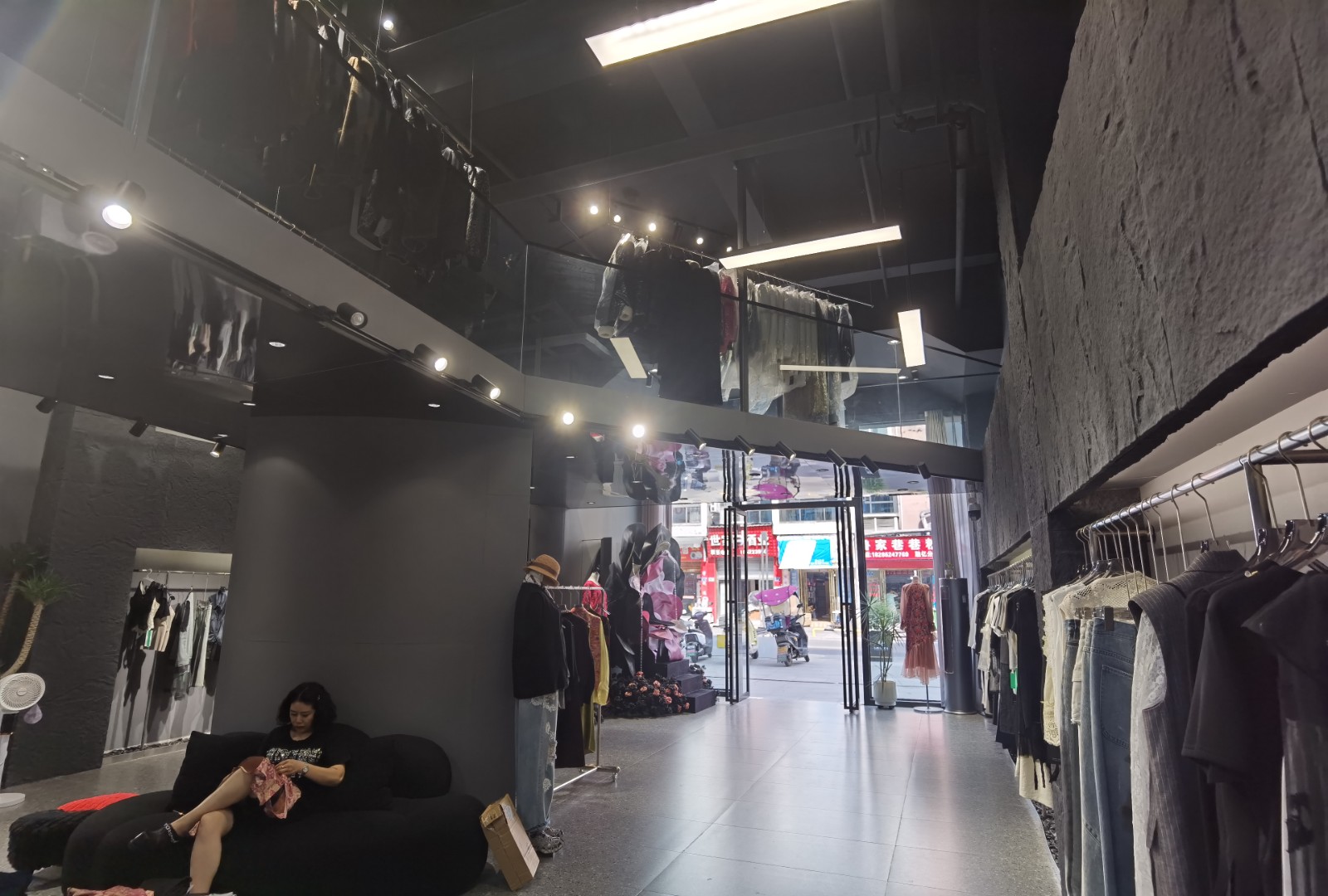 仁怀三转盘大门头豪华装修服装店转让