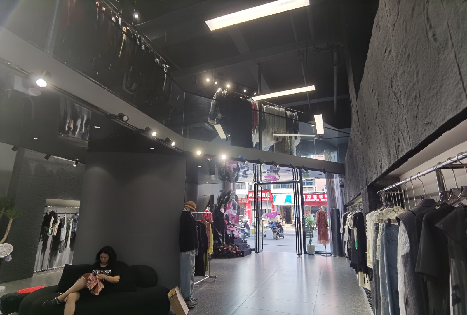 仁怀三转盘大门头豪华装修服装店转让