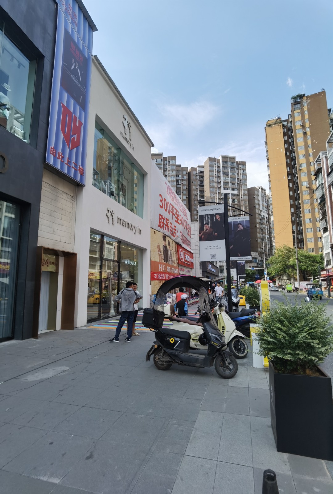 仁怀三转盘大门头豪华装修服装店转让