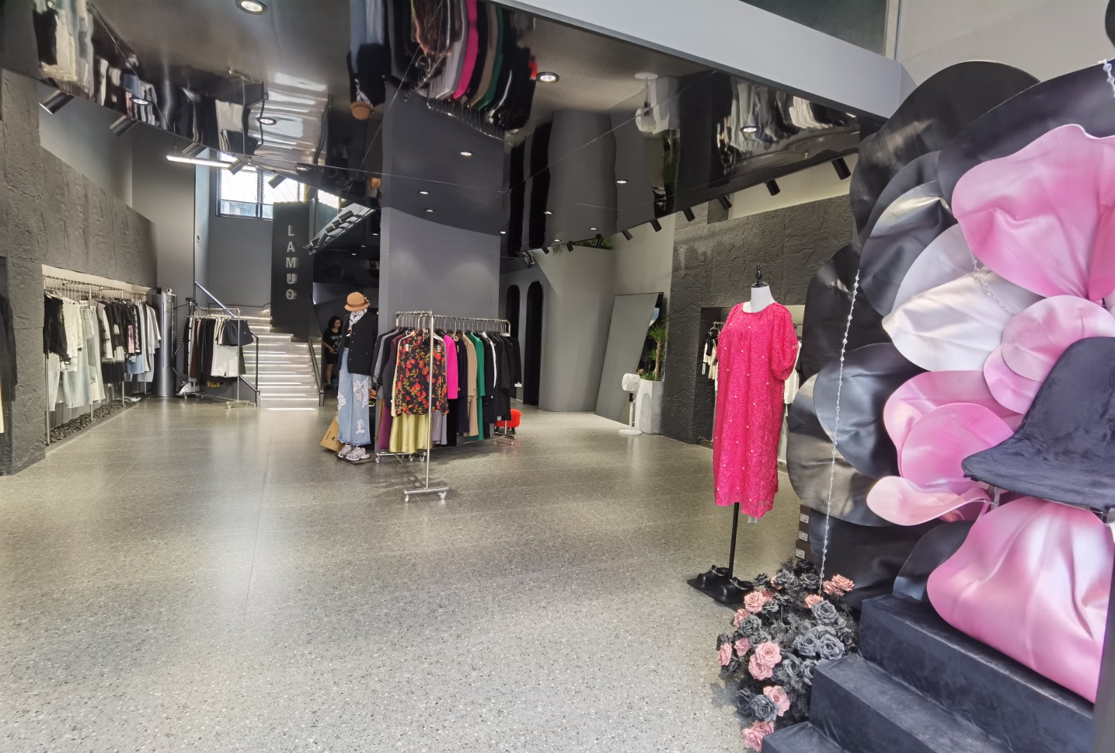 仁怀三转盘大门头豪华装修服装店转让