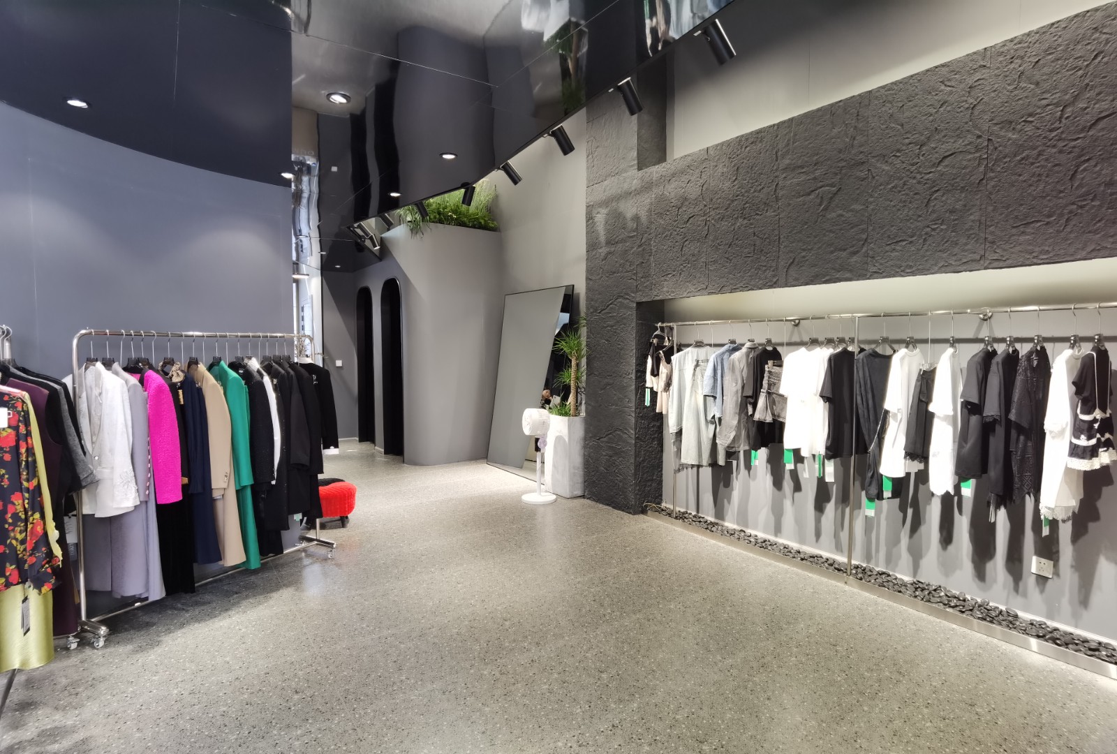仁怀三转盘大门头豪华装修服装店转让