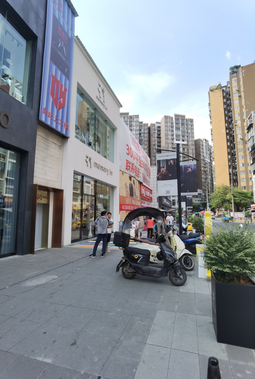 仁怀三转盘大门头豪华装修服装店转让