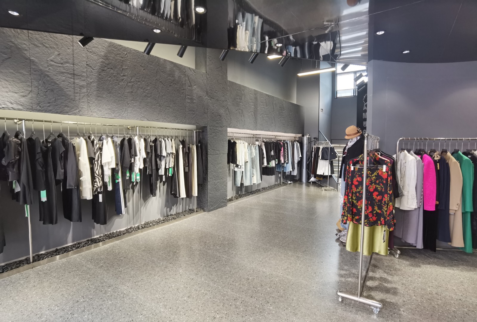 仁怀三转盘大门头豪华装修服装店转让