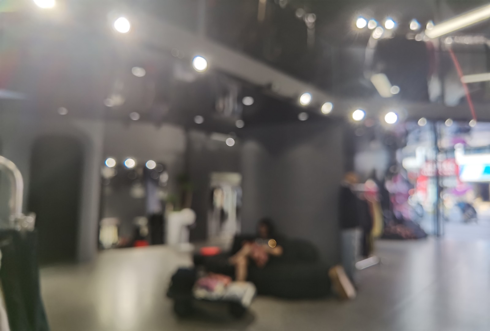 仁怀三转盘大门头豪华装修服装店转让