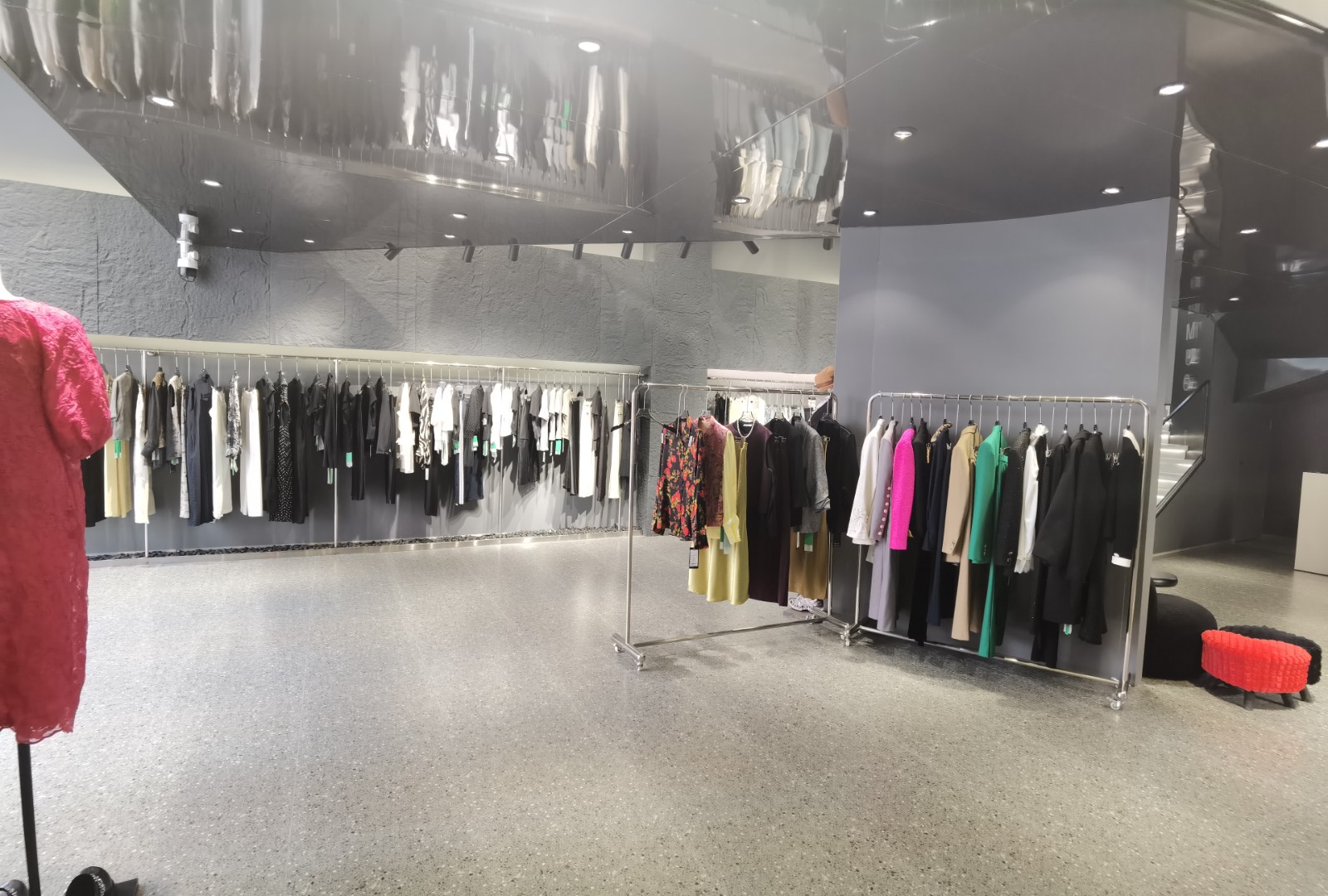 仁怀三转盘大门头豪华装修服装店转让