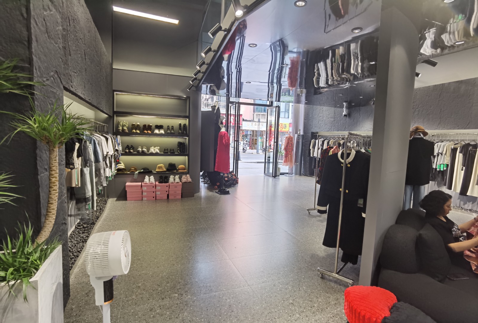 仁怀三转盘大门头豪华装修服装店转让