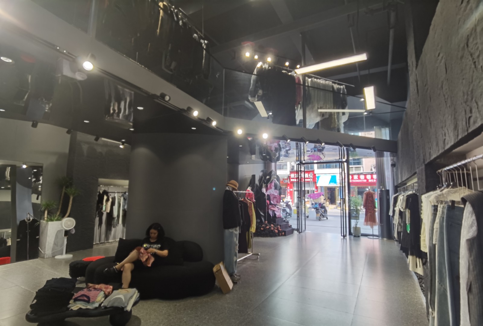 仁怀三转盘大门头豪华装修服装店转让