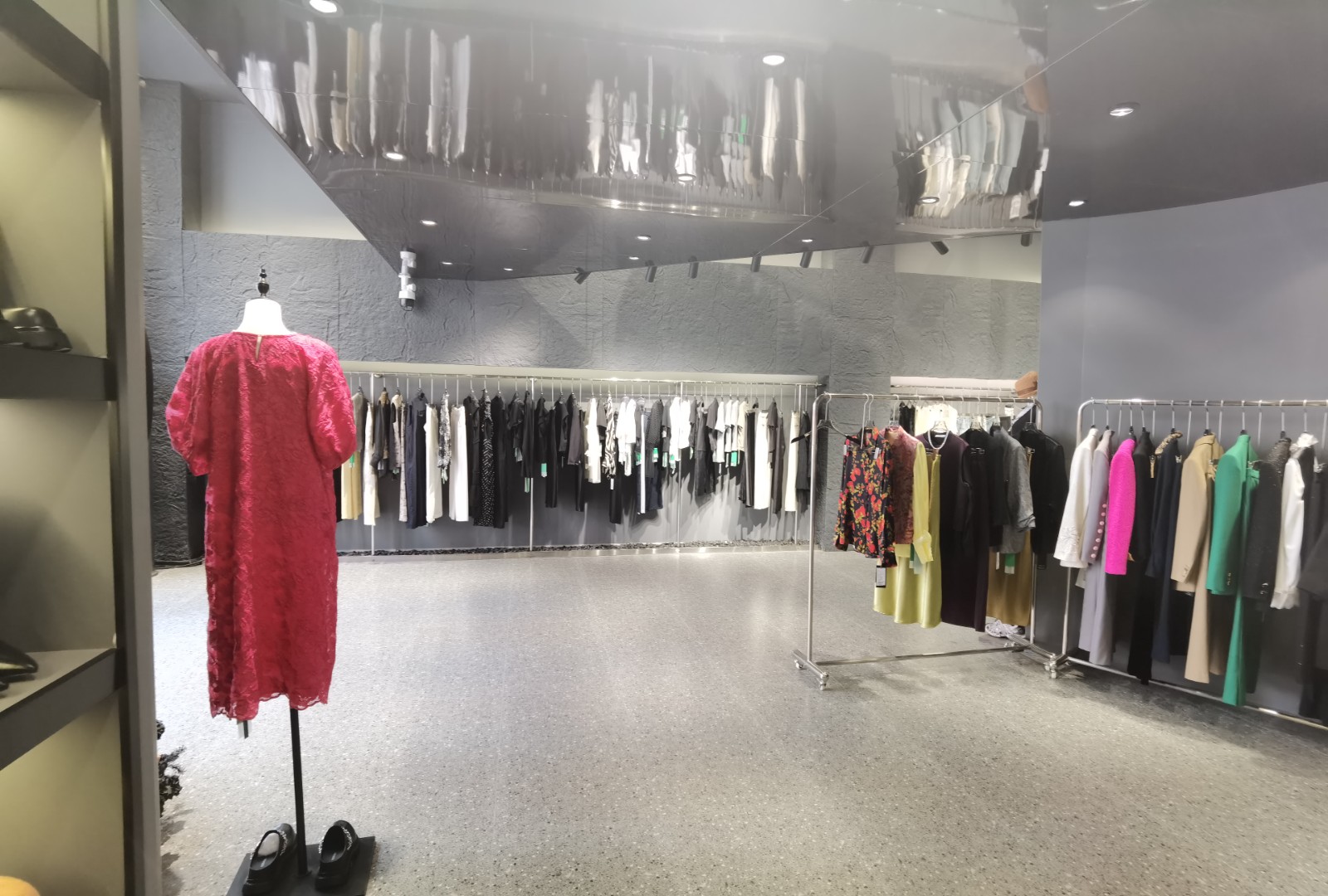 仁怀三转盘大门头豪华装修服装店转让