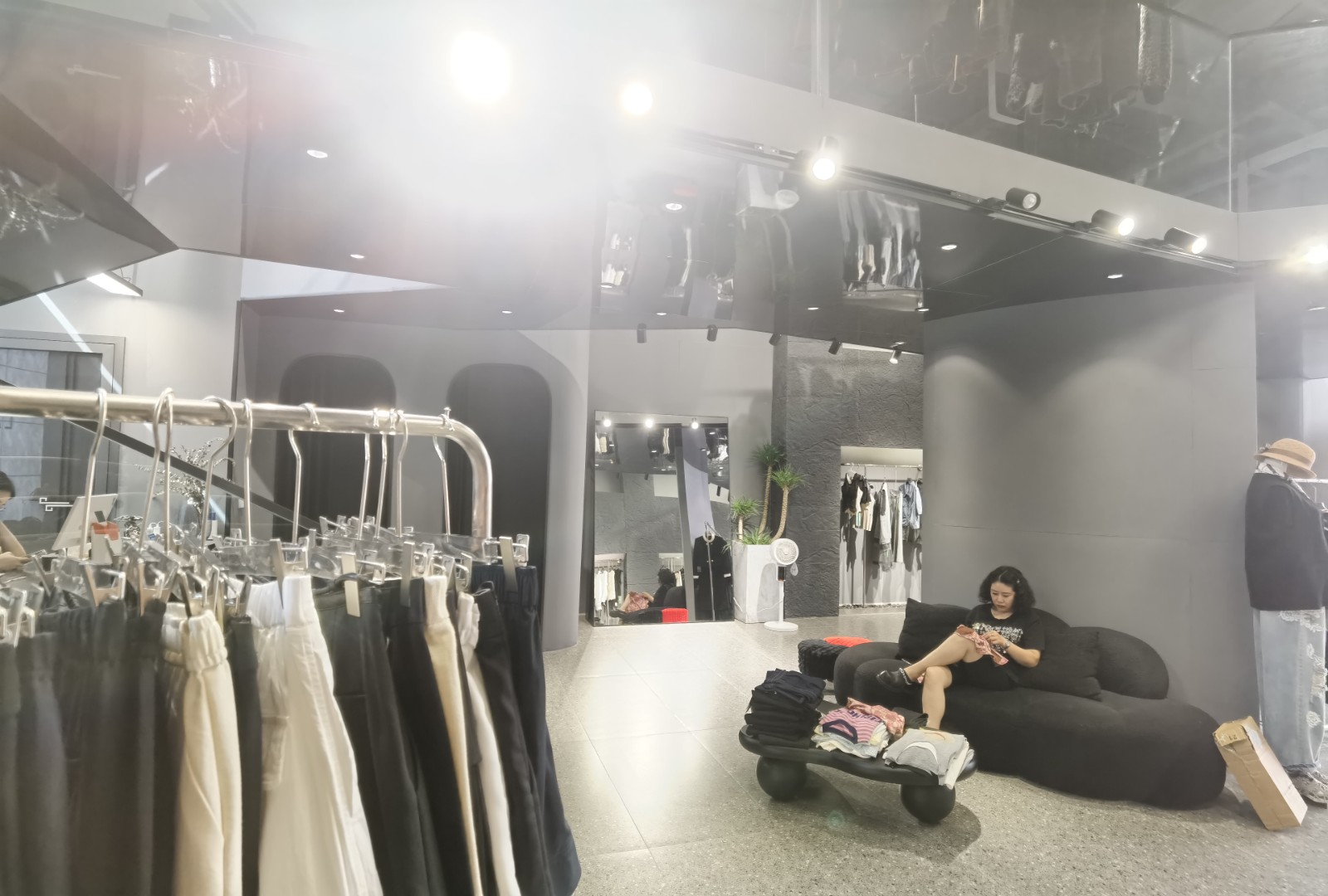 仁怀三转盘大门头豪华装修服装店转让