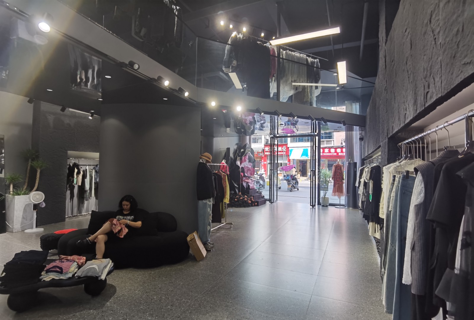 仁怀三转盘大门头豪华装修服装店转让