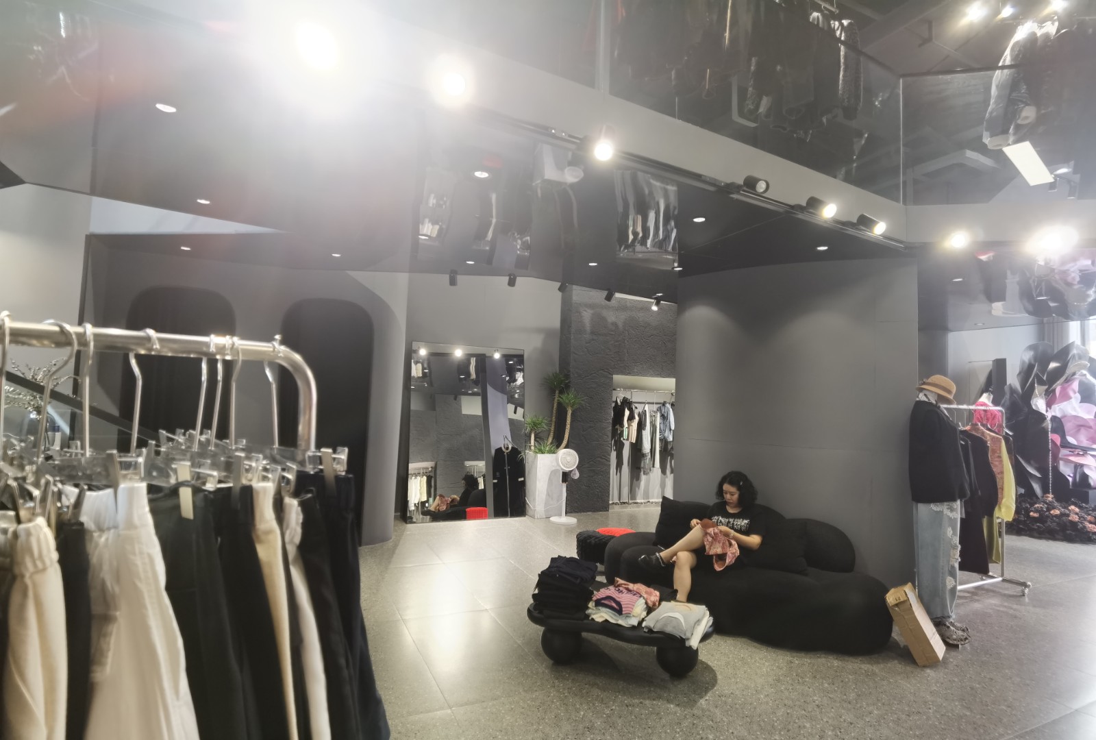 仁怀三转盘大门头豪华装修服装店转让